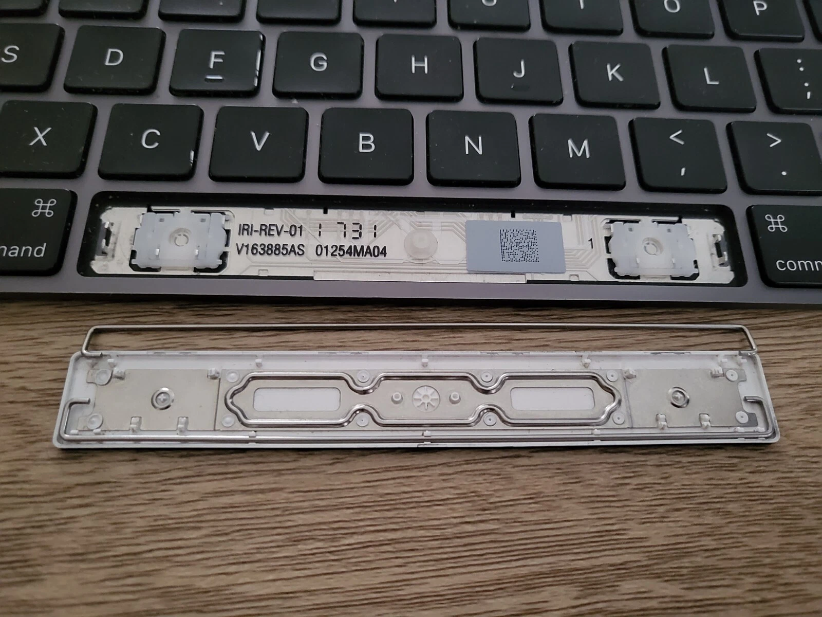 Apple Magic Keyboard Spacebar Detached